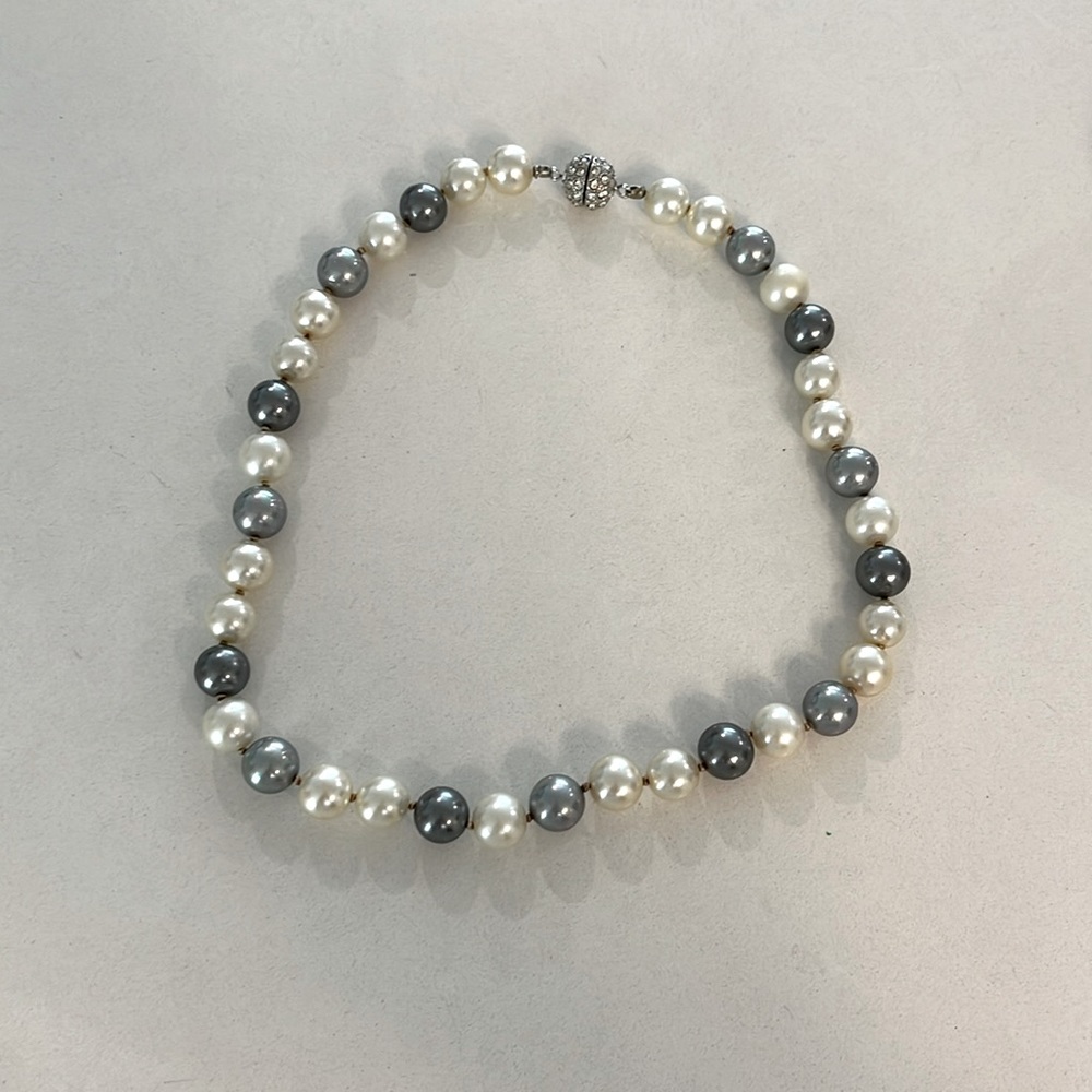 Vintage 16 inch chocker with screw latch